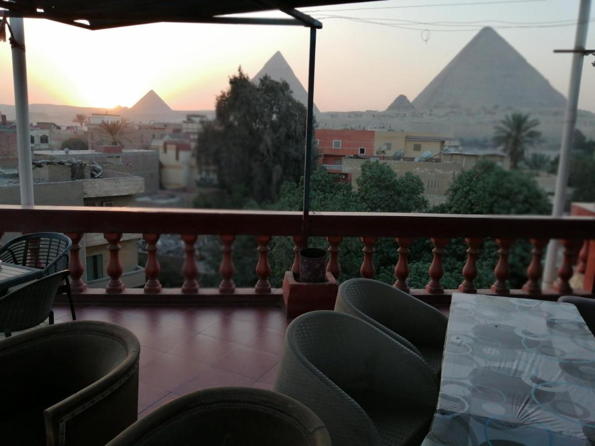 El Bazar Egipcio Pyramid *